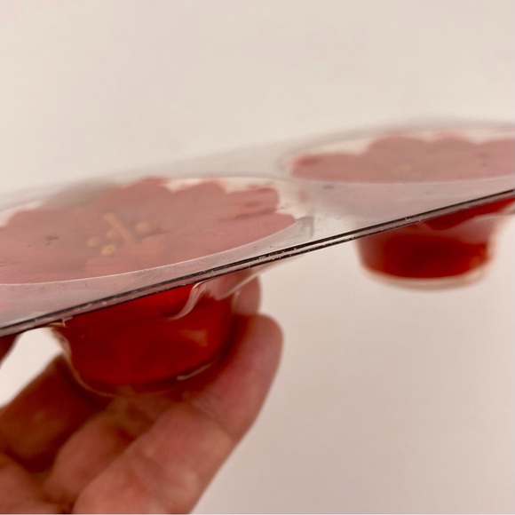 AVON 1983 Christmas Poinsettia Floating Candles Set of 2 Fragrant Seasons NOS - Picture 6 of 8